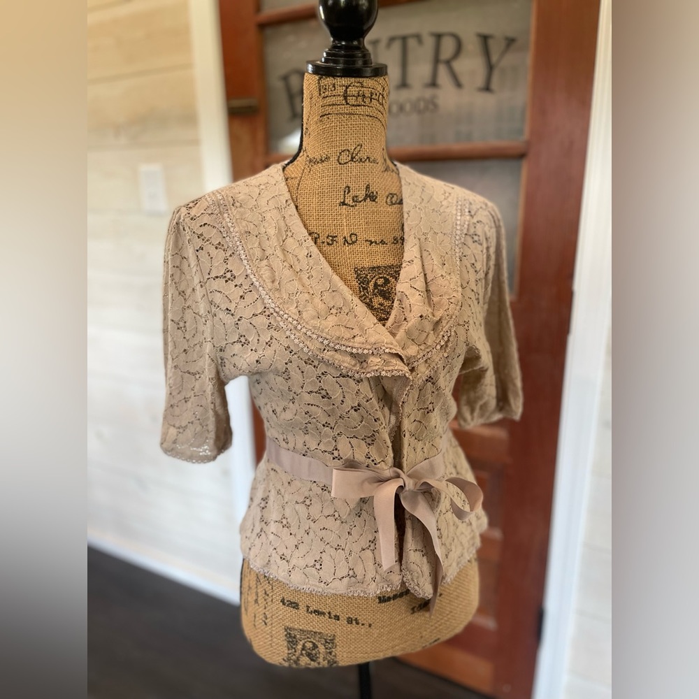 Cream stretch lace wrap blouse sz large